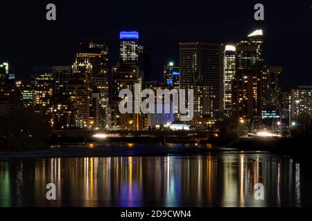 Lo skyline di Calgary Alberta da ovest di notte si riflette Il fiume Bow Foto Stock