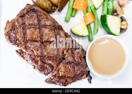 Serve una porzione di deliziosa bistecca di manzo al wagyu alla griglia Foto Stock