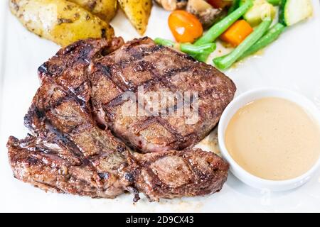 Serve una porzione di deliziosa bistecca di manzo al wagyu alla griglia Foto Stock