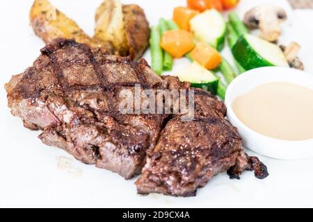 Serve una porzione di deliziosa bistecca di manzo al wagyu alla griglia Foto Stock