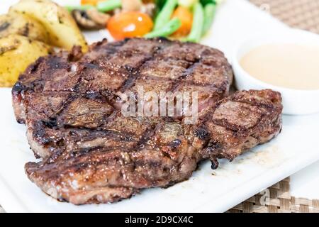 Serve una porzione di deliziosa bistecca di manzo al wagyu alla griglia Foto Stock