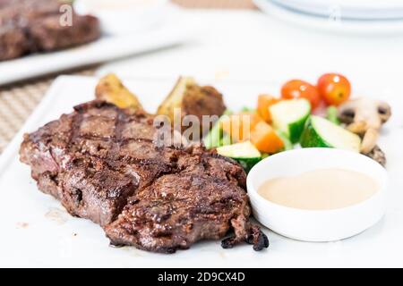 Serve una porzione di deliziosa bistecca di manzo al wagyu alla griglia Foto Stock