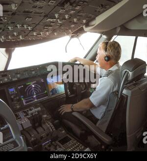 Co-pilota in un ponte di volo Boeing 767 Dreamliner Foto Stock