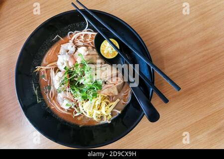 Sarawak Laksa, cibo popolare a Kuching. Vermicelli, zuppa piccante. Foto Stock