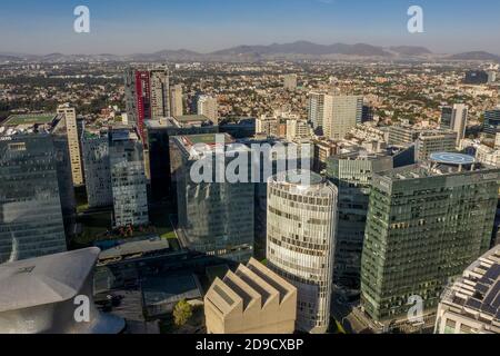 Piazzole per elicotteri sopra gli edifici di Città del Messico, Messico Foto Stock