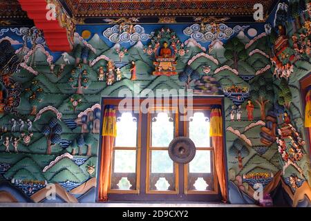 India Bodh Gaya - Royal Bhutan Monastero interno con buddista pitture murali religiose Foto Stock