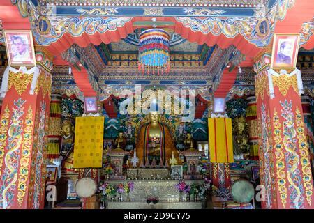 India Bodh Gaya - Royal Bhutan Monastero interno con budda statua Foto Stock