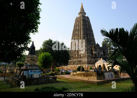 India Bodh Gaya - complesso del Tempio di Mahabodhi con l'antica voce stupa Foto Stock