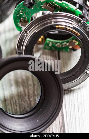 Lente convessa ad alta intensità su un obiettivo di una fotocamera fotografica rotto Foto Stock