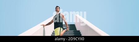 Allunga l'esercitazione di caldo-in su della gamba l'uomo in forma preparandosi a correre su le scale per l'addestramento cardio di intervallo di hiit in salita alla palestra esterna. Atleta runner Foto Stock