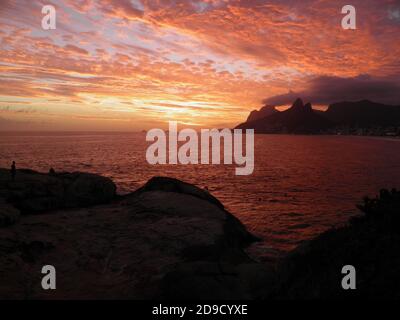 Fantastico tramonto ad Arpoador, Rio de Janeiro Brasile Foto Stock