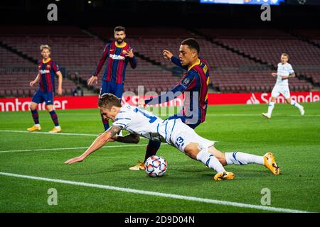 Barcellona, Spagna. 4 Nov 2020. Il Sergino Dest di Barcellona viena con l'Artem Shabanov di Kyiv durante la partita del gruppo G della UEFA Champions League tra il FC Barcelona e il Dynamo Kyiv a Barcellona, in Spagna, il 4 novembre 2020. Credit: Joan Gosa/Xinhua/Alamy Live News Foto Stock