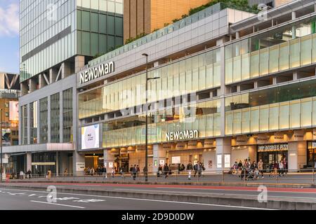 tokyo, giappone - novembre 05 2019: Moderna facciata in vetro del centro commerciale NEWoMan all'interno della JR Shinjuku Miraina Tower, una nuova moda Foto Stock