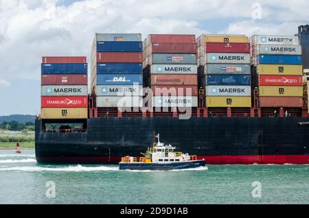 Nave container in transito attraverso il canale di Panama espanso Foto Stock