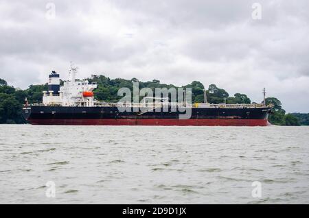 Nave che attraversa il canale di Panama attraverso il lago Gatun Foto Stock