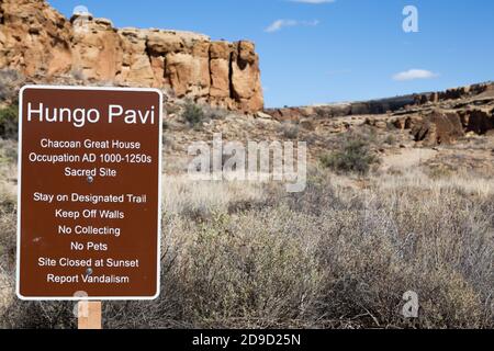 Chaco Canyon, New Mexico / USA - 30 settembre 2014: Un segno di metallo che fornisce informazioni sull'Hungo Pavi e istruzioni sul sito in Chaco Canyon, NM Foto Stock