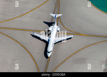 United Airlines (Sky Express) Bombardier CRJ 200 all'aeroporto di Los Angeles. Vista aerea dell'aereo di United Express con più linee di taxi dietro. Foto Stock