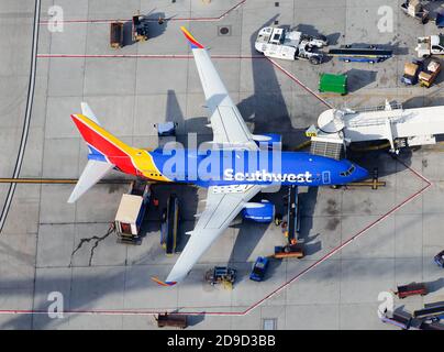 Vista aerea della Southwest Airlines Boeing 737 parcheggiata all'aeroporto di Los Angeles. Aereo visto dall'alto. Foto Stock