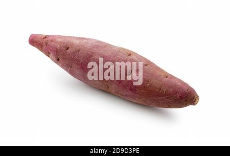 Una patata dolce posta su uno sfondo bianco Foto Stock