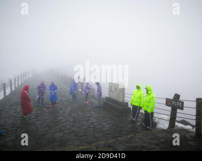 Montagne rocciose vulcaniche e il lago Tianchi, paesaggio selvaggio nel parco nazionale di Changbaishan, Cina, ma niente da vedere in nebbia nebbia e frizzante (cinese: Foto Stock