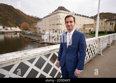 Bad EMS, Germania. 03 Nov 2020. Marcel Hürter, l'ufficiale elettorale dello stato federale della Renania-Palatinato, si trova di fronte all'edificio dell'Istituto statistico di Stato. (Al dpa "Corona: Le elezioni statali potrebbero essere un voto postale completo, se necessario"). Credit: Thomas Frey/dpa/Alamy Live News Foto Stock