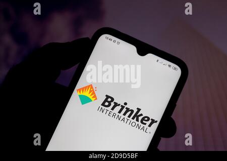 In questa illustrazione fotografica viene visualizzato il logo Brinker International sullo smartphone. Foto Stock