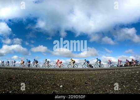 Ciclisti visti sulla pista durante la "Vuelta" Ciclista a España, conosciuta anche come Vuelta a España o semplicemente la Vuelta, una gara di ciclismo su strada professionale disputata in tutta la geografia spagnola. Si svolge tra la fine di agosto e la metà di settembre, fa parte del calendario UCI World Tour, la più alta categoria di gare professionali. Si tratta di una delle competizioni più importanti d'Europa, insieme al Tour de France e al giro d'Italia. Quest'anno il concorso è stato rinviato ad ottobre e novembre a causa della crisi sanitaria del Covid-19. Foto Stock