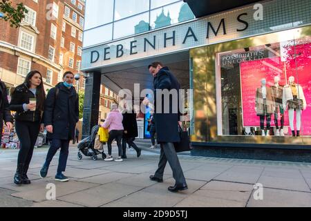 Londra, Regno Unito. 04Nov 2020. La gente passa davanti a un negozio Debenhams in Oxford Street a Londra alla vigilia del secondo blocco di Londra. Credit: SOPA Images Limited/Alamy Live News Foto Stock