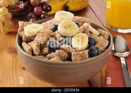 Biscotto di grano integrale con mirtilli e banana a fette Foto Stock