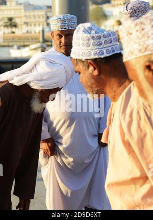 Uomini Omani al mercato del pesce Mutrah in Oman. Foto Stock