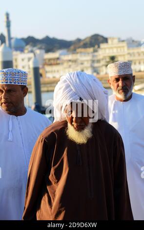 Uomini Omani al mercato del pesce Mutrah in Oman. Foto Stock