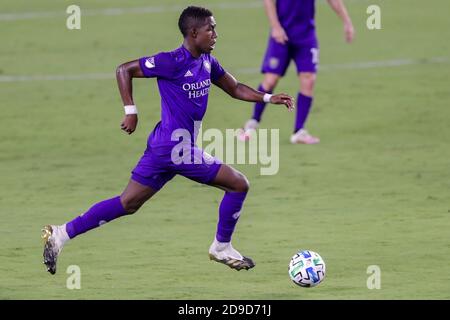 4 novembre 2020: ANDRES PEREA, centrocampista di Orlando City (21) attacca il pallone durante la partita Orlando City SC contro Columbus Crew SC all'Exploria Stadium di Orlando, Florida, il 4 novembre 2020. Credit: Cory Knowlton/ZUMA Wire/Alamy Live News Foto Stock