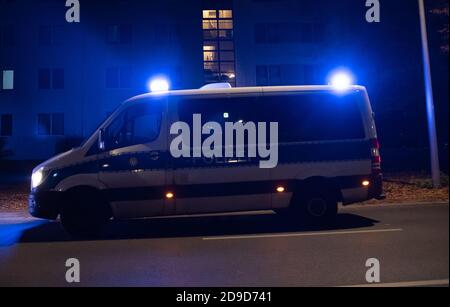 Berlino, Germania. 05 novembre 2020. Un veicolo di emergenza della polizia è parcheggiato di fronte a un edificio di appartamenti nel quartiere di Plänterwald (Treptow-Köpenick). Una bambina di tre anni è stata trovata morta in un appartamento. La situazione indica un crimine di capitale, l'ottava squadra di omicidi ha iniziato le indagini, ha detto mercoledì sera un portavoce del centro di situazione della polizia. Credit: Paul Zinken/dpa/Alamy Live News Foto Stock