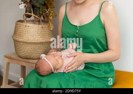 la mamma tiene la mano di un neonato. Amore e tenerezza. Festa delle madri. Foto Stock