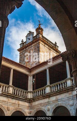 Torre dell'Orologio della Cattedrale di Santa Maria Assunta, vista dall'interno del chiostro della cattedrale, a Viseu, Portogallo Foto Stock