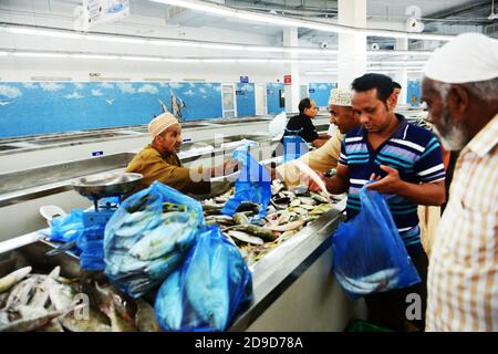 Il vivace mercato del pesce di mattina presto a Mutrah, Oman. Foto Stock