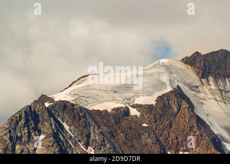 ghiacciaio monte weisskugel nelle alpi ötztal alla frontiera Dall'austria all'italia visto dalla stazione sommitale di Schnalstaler Gletscherbahn Foto Stock