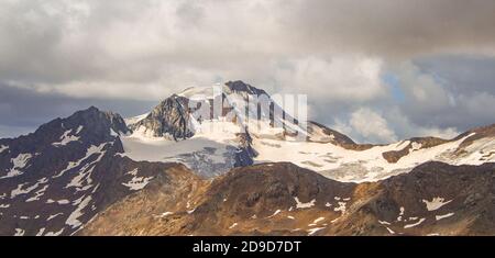 ghiacciaio monte weisskugel (palla bianca) nelle alpi di ötztal, alla frontiera dall'austria al l'italia vista dalla stazione sommitale di Schnalstaler Gletscherbah Foto Stock