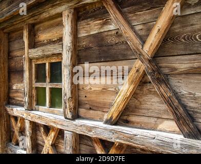 Parete in legno di una tradizionale cabina in legno a Schnalstal (Val senales) , Alto Adige - stile di vita alpino tirolese Foto Stock