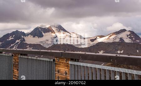 ghiacciaio monte weisskugel (palla bianca)nelle alpi di ötztal, al confine con l'austria verso l'italia visto dalla terrazza panoramica alla stazione sommitale Foto Stock