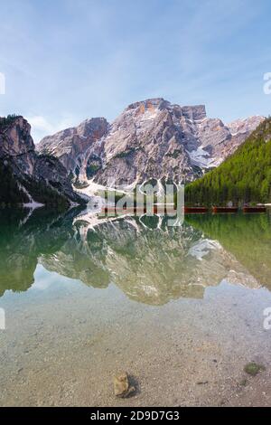 Monte Seekofel e barche in legno che si specchiano nelle acque dell'iconico Pragser Wildsee (Lago di Braies) nelle Dolomiti, patrimonio dell'umanità dell'UNESCO, Alto Adige Foto Stock