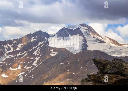 ghiacciaio monte weisskugel nelle alpi ötztal alla frontiera Dall'austria all'italia visto dalla stazione sommitale di Schnalstaler Gletscherbahn Foto Stock