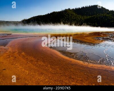 Grand Prismatic Spring, la più grande sorgente termale degli Stati Uniti e una delle principali attrazioni geotermiche del parco nazionale di Yellowstone, Stati Uniti Foto Stock