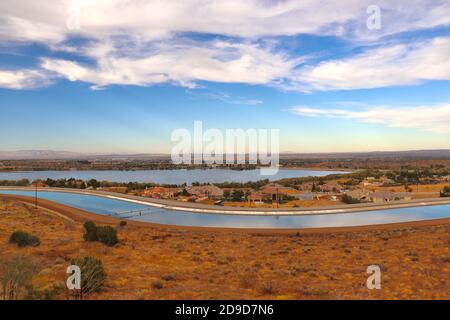 Vista panoramica sul lago Palmdale e sull'acquedotto della California Foto Stock