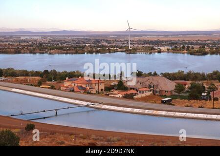 Vista panoramica sul lago Palmdale e sull'acquedotto della California Foto Stock