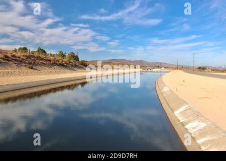 Vista panoramica sul lago Palmdale e sull'acquedotto della California Foto Stock