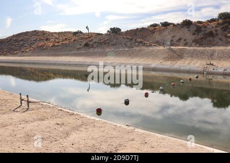 Vista panoramica sul lago Palmdale e sull'acquedotto della California Foto Stock