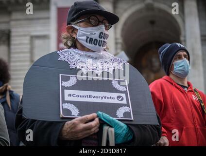 New York City, Stati Uniti. 04Nov 2020. Una coalizione di attivisti ha marciato nel centro di Manhattan verso Washington Square Park chiedendo che ogni voto venga conteggiato in queste elezioni presidenziali. (Foto di Steve Sanchez/Pacific Press) Credit: Pacific Press Media Production Corp./Alamy Live News Foto Stock