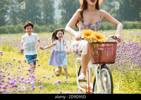 Giovani donne con bambini in bicicletta per un'escursione Foto Stock