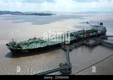 Una petroliera di nome al YARMOUK porti al porto di Shihua e il petrolio crudele viene scaricato, città di Zhoushan, provincia dello Zhejiang della Cina orientale, il 15 ottobre 2020. IO Foto Stock